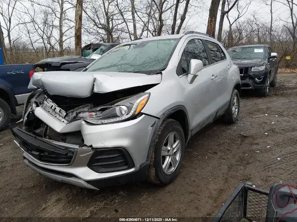 3GNCJPSB5JL210736 2018 CHEVROLET TRAX - Image 2