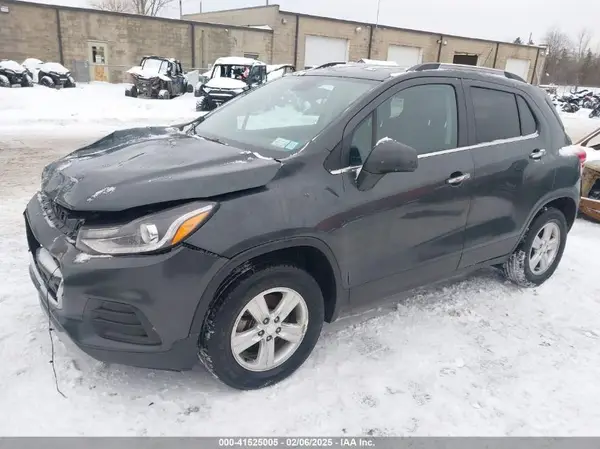 3GNCJPSB7KL281227 2019 CHEVROLET TRAX - Image 2