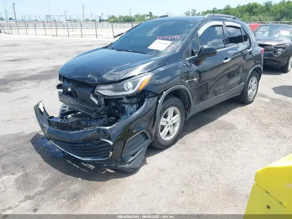 3GNCJPSB8KL335649 2019 CHEVROLET TRAX - Image 2