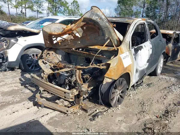 3GNCJRSB3LL109743 2020 CHEVROLET TRAX - Image 2