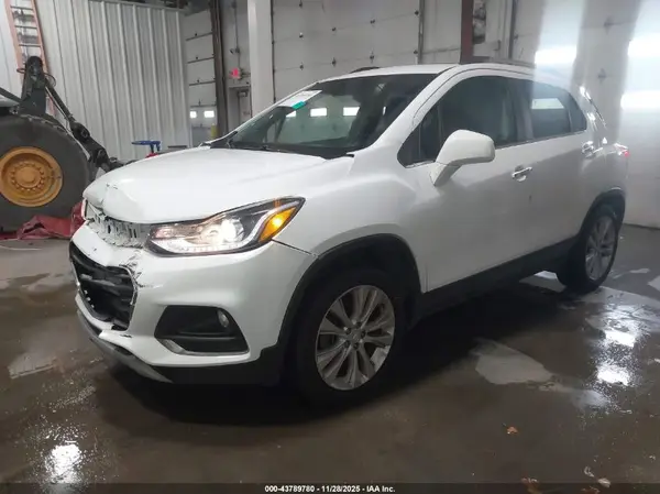 3GNCJRSB8HL233577 2017 CHEVROLET TRAX - Image 2