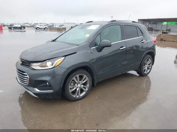 3GNCJRSB8JL258081 2018 CHEVROLET TRAX - Image 2