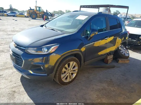 3GNCJRSB8JL330218 2018 CHEVROLET TRAX - Image 2