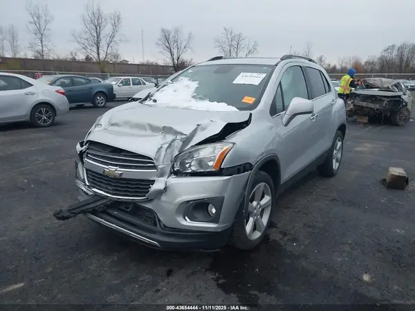 3GNCJRSB9GL247910 2016 CHEVROLET TRAX - Image 2