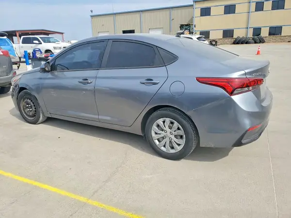 3KPC24A30JE029174 2018 HYUNDAI ACCENT - Image 2