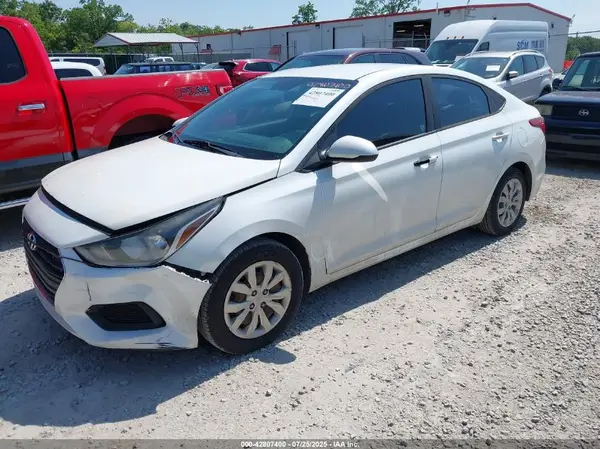 3KPC24A30JE032981 2018 HYUNDAI ACCENT - Image 2