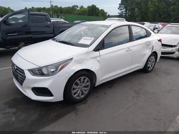 3KPC24A32JE005829 2018 HYUNDAI ACCENT - Image 2