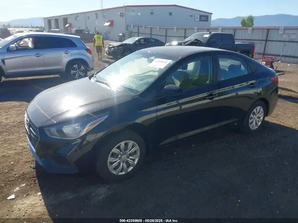 3KPC24A32JE019908 2018 HYUNDAI ACCENT - Image 2