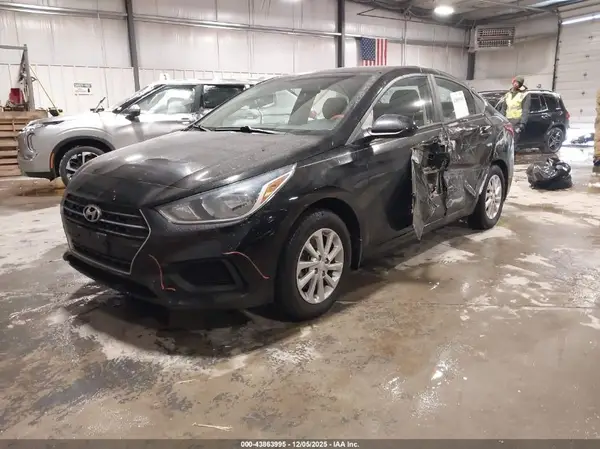 3KPC24A32JE024235 2018 HYUNDAI ACCENT - Image 2