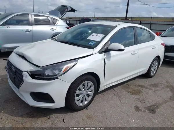 3KPC24A32JE033629 2018 HYUNDAI ACCENT - Image 2