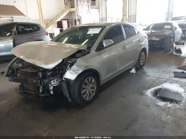 3KPC24A33JE028259 2018 HYUNDAI ACCENT - Image 2