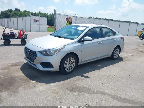 3KPC24A38JE015801 2018 HYUNDAI ACCENT - Image 2