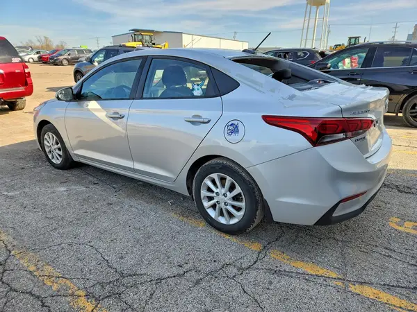 3KPC24A39JE033868 2018 HYUNDAI ACCENT - Image 2