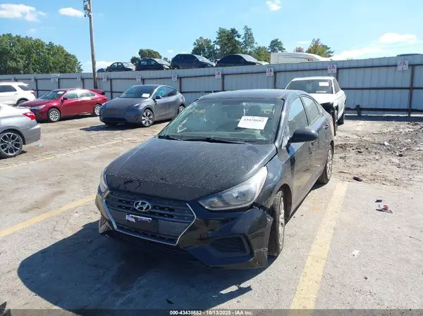 3KPC24A3XJE014892 2018 HYUNDAI ACCENT - Image 2