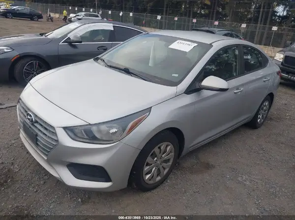 3KPC24A3XJE018070 2018 HYUNDAI ACCENT - Image 2