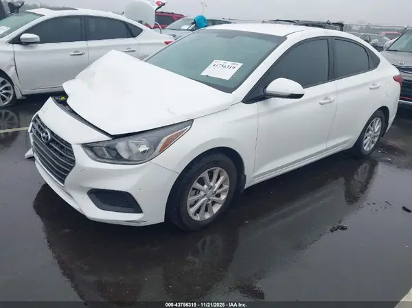 3KPC24A3XJE021633 2018 HYUNDAI ACCENT - Image 2