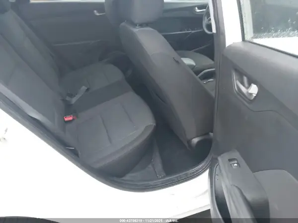 3KPC24A3XJE021633 2018 HYUNDAI ACCENT - Image 8