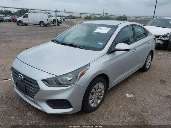 3KPC24A3XJE021938 2018 HYUNDAI ACCENT - Image 2