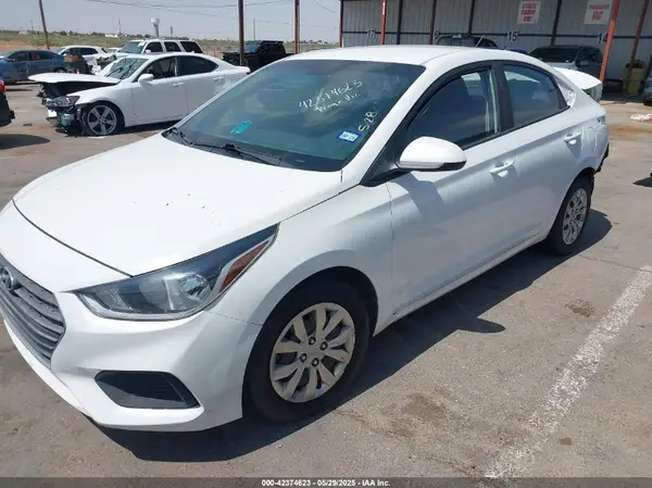3KPC24A3XJE022037 2018 HYUNDAI ACCENT - Image 2
