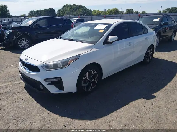 3KPF24AD0KE013418 2019 KIA FORTE - Image 2