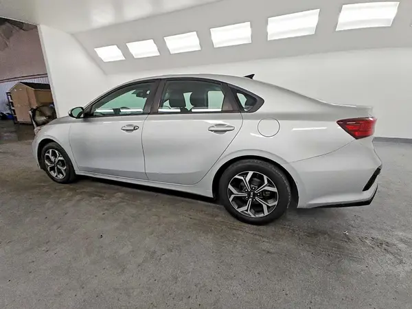 3KPF24AD0KE015931 2019 KIA FORTE - Image 2