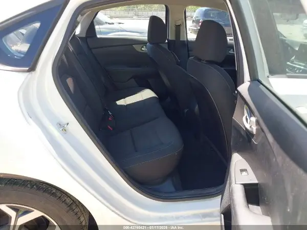 3KPF24AD0KE030557 2019 KIA FORTE - Image 8