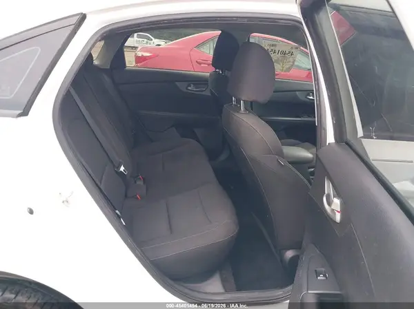 3KPF24AD0KE038433 2019 KIA FORTE - Image 8