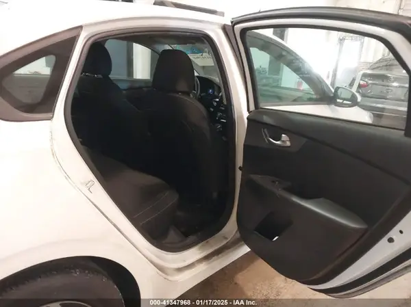 3KPF24AD0KE101093 2019 KIA FORTE - Image 8