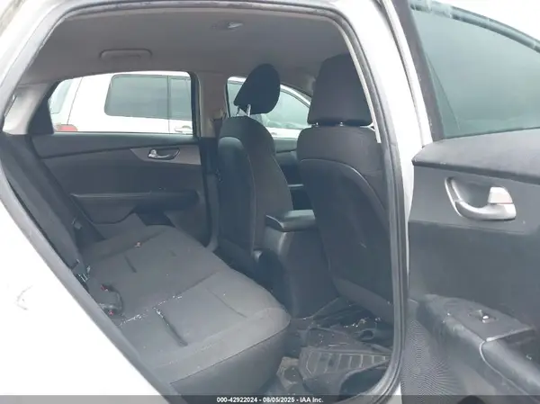 3KPF24AD0KE117343 2019 KIA FORTE - Image 8