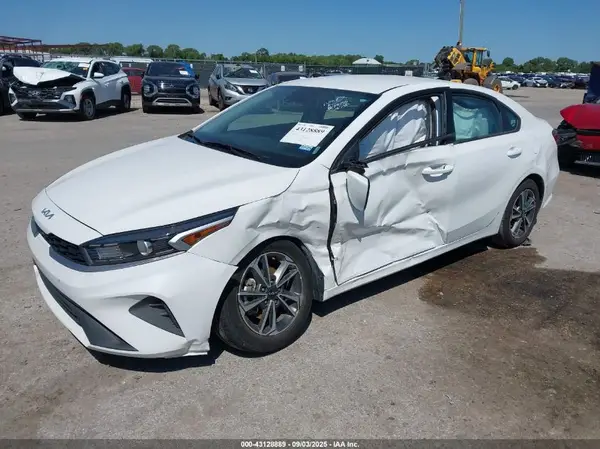 3KPF24AD0PE584320 2023 KIA FORTE - Image 2