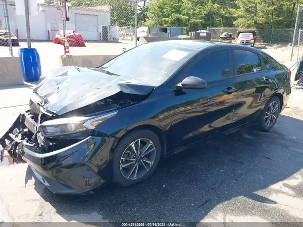 3KPF24AD0RE806406 2024 KIA FORTE - Image 2