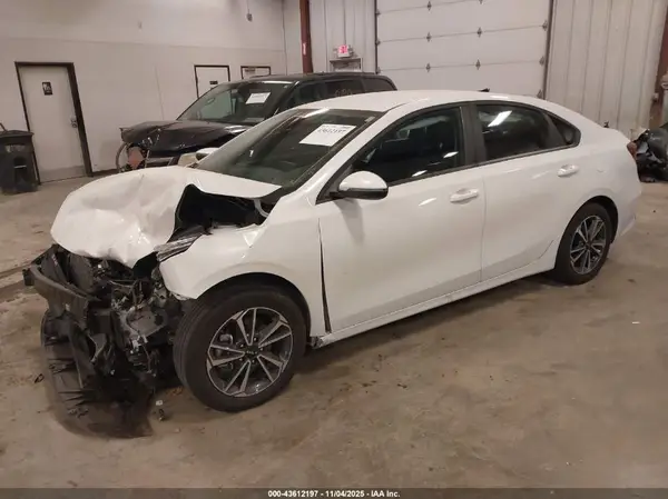 3KPF24AD0RE821505 2024 KIA FORTE - Image 2