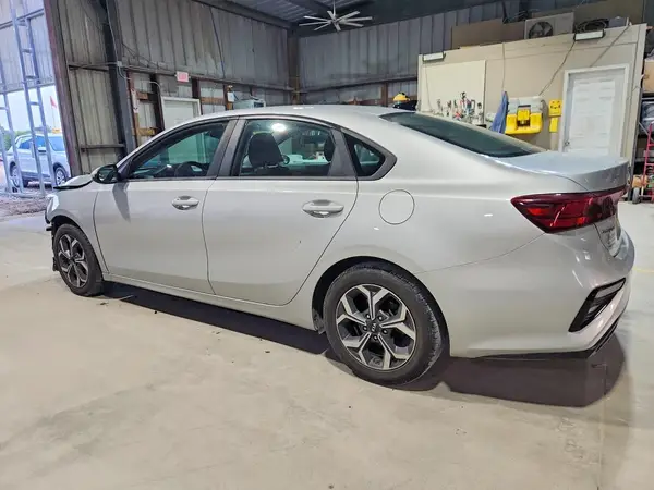 3KPF24AD1KE083297 2019 KIA FORTE - Image 2
