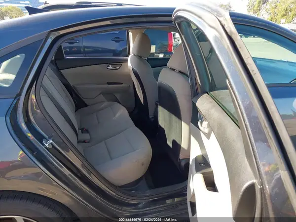 3KPF24AD1KE138329 2019 KIA FORTE - Image 8
