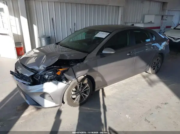 3KPF24AD1PE524868 2023 KIA FORTE - Image 2