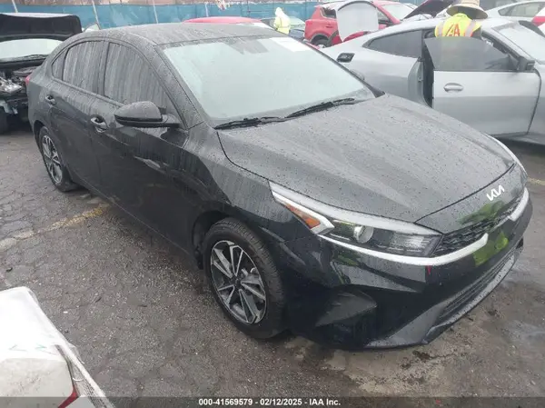 3KPF24AD1PE552525 2023 KIA FORTE - Image 1