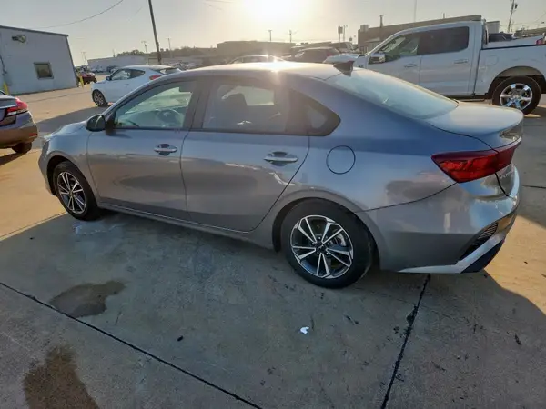 3KPF24AD1PE573343 2023 KIA FORTE - Image 2