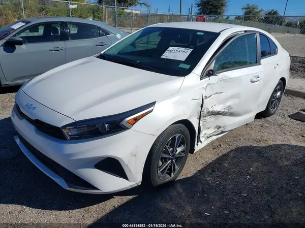 3KPF24AD1PE588392 2023 KIA FORTE - Image 2