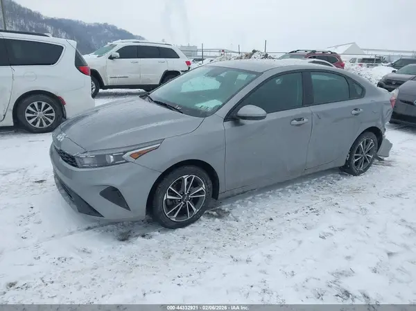 3KPF24AD1PE675256 2023 KIA FORTE - Image 2