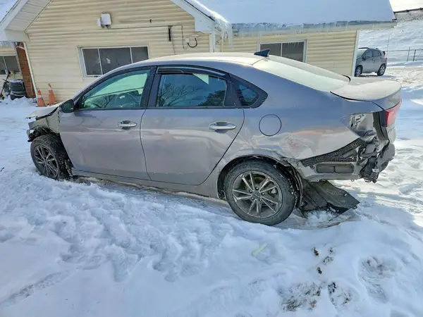 3KPF24AD1PE675614 2023 KIA FORTE - Image 2