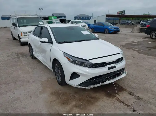 3KPF24AD1RE702555 2024 KIA FORTE - Image 1