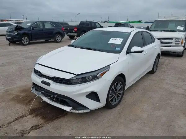 3KPF24AD1RE702555 2024 KIA FORTE - Image 2