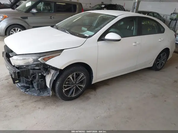 3KPF24AD1RE734518 2024 KIA FORTE - Image 2