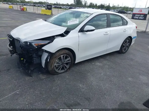 3KPF24AD1RE758768 2024 KIA FORTE - Image 2