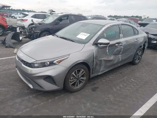3KPF24AD1RE768572 2024 KIA FORTE - Image 2