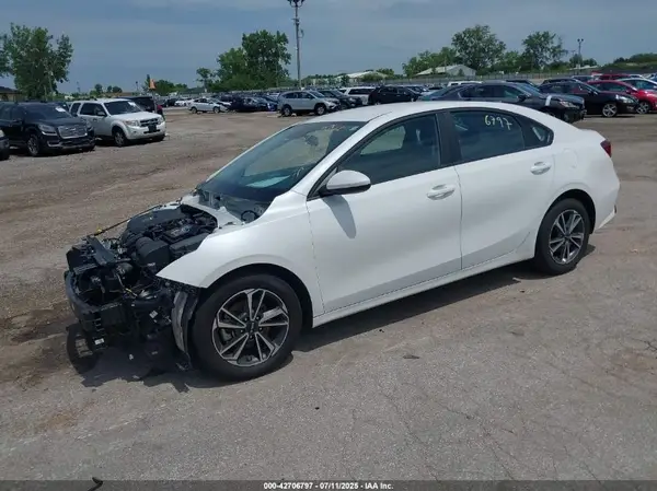 3KPF24AD1RE810061 2024 KIA FORTE - Image 2