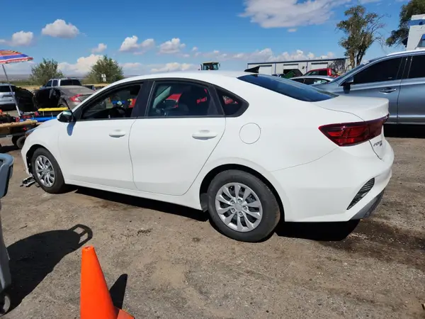 3KPF24AD1RE827586 2024 KIA FORTE - Image 2