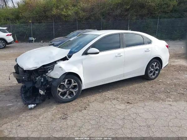 3KPF24AD2KE005028 2019 KIA FORTE - Image 2