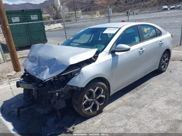 3KPF24AD2KE005868 2019 KIA FORTE - Image 2