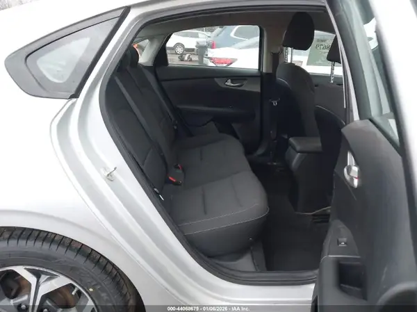 3KPF24AD2KE006633 2019 KIA FORTE - Image 8